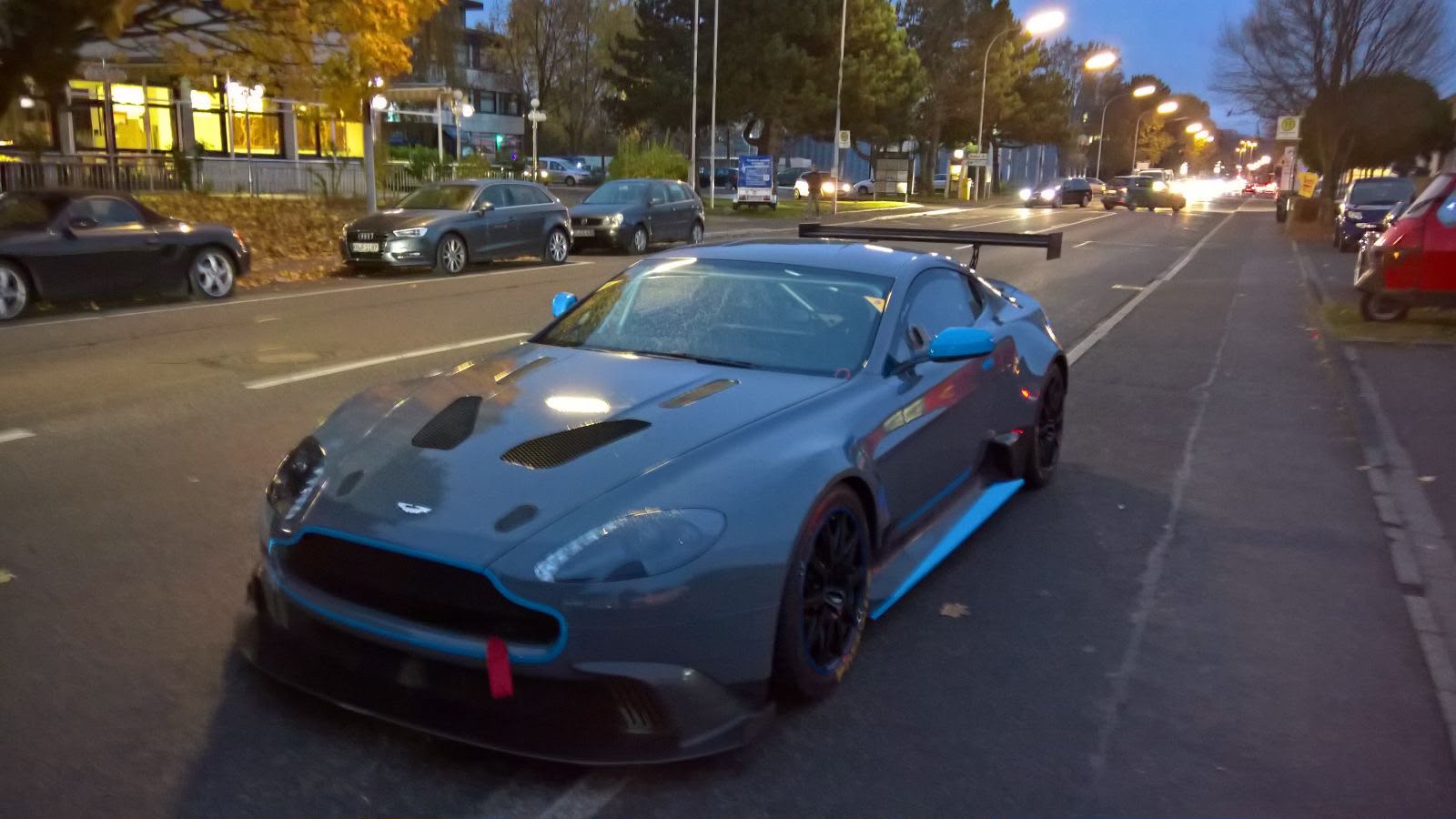 Grauer Aston Martin Vantage GT Rennwagen mit Heckflügel in der Opelstraße in Konstanz